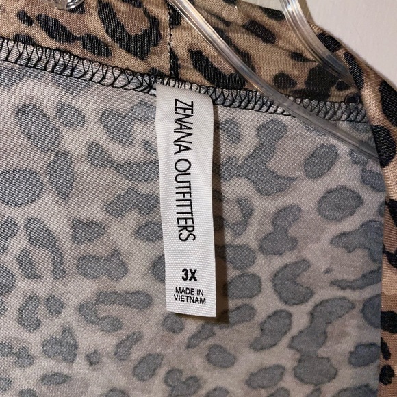 3X Cheetah 🐆 Cadigan. Has 2 pockets and is cuffed at the wrist. - Picture 4 of 7